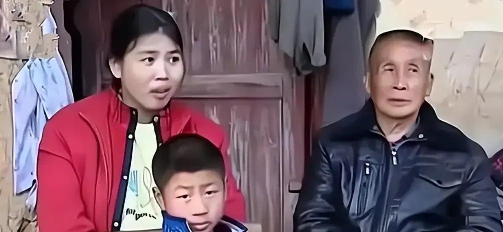 2000年，63岁大爷收留16岁女孩当老婆，不久后生下1子。谁料，13年后，76