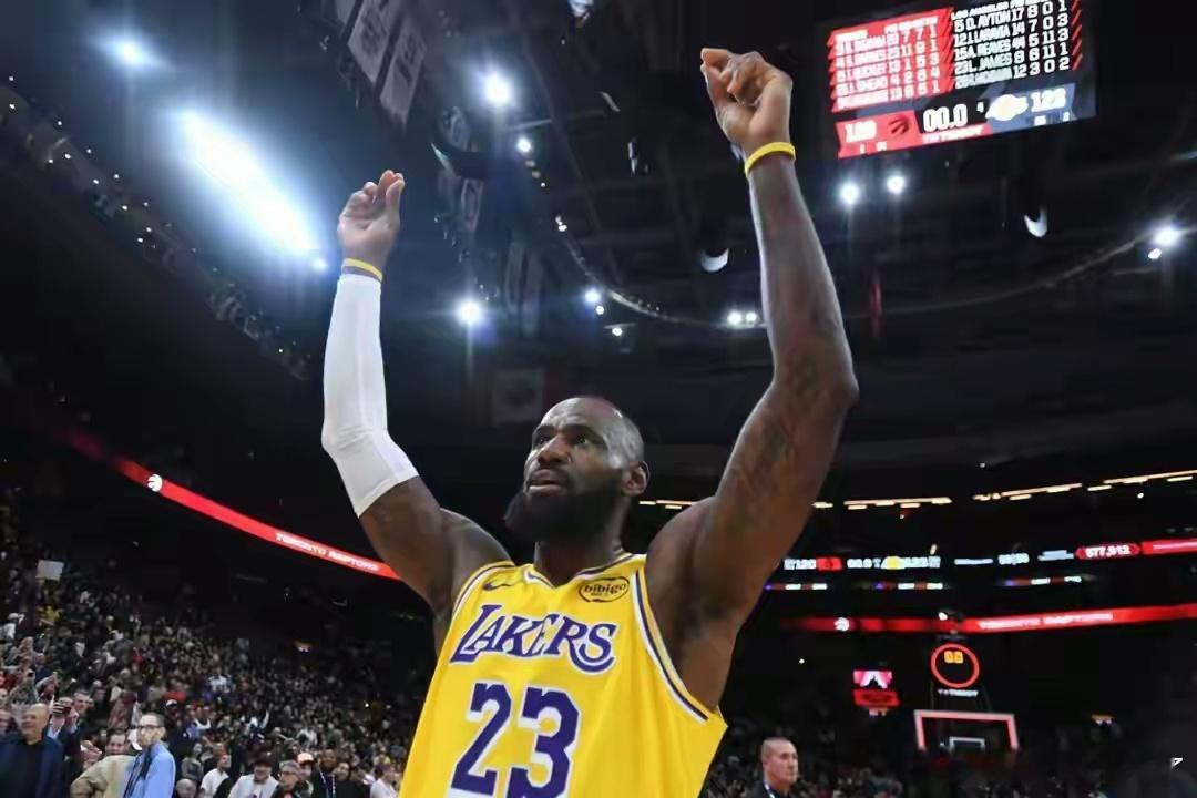 路威力挺詹姆斯为GOAT：41岁仍被期待夺冠，25年巅峰太不可思议 近日，前NB