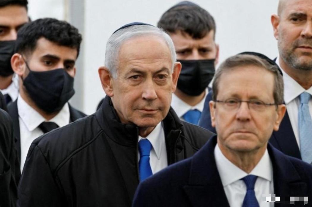 当地时间4月26日，以色列那边爆出大瓜，总统赫尔佐格直接表态，不赦免涉贪腐的总理