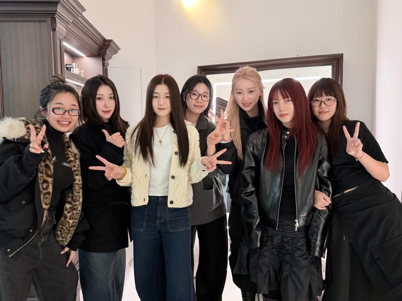 陈梦长发披肩，
黄色小外套配牛仔裤，
简单大方，
在一群美女中也美得很突出！