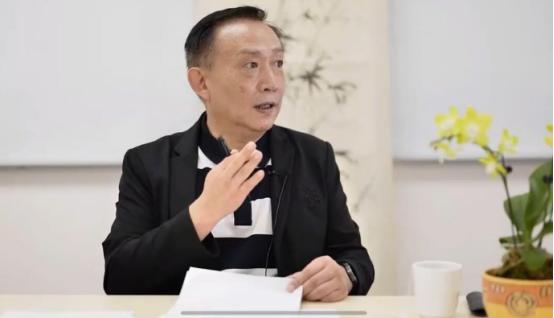 卢麒元的目光，钉在了十五五规划里那几个被反复提及的词上——水、电、网、数据，这些