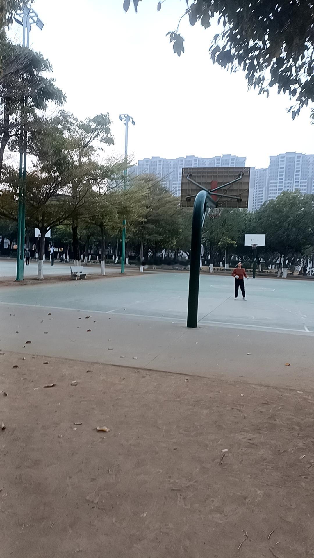 又到一年总决赛，尼克斯和马刺不管谁夺冠都会有感人落泪的故事性，期待明天有精彩的比