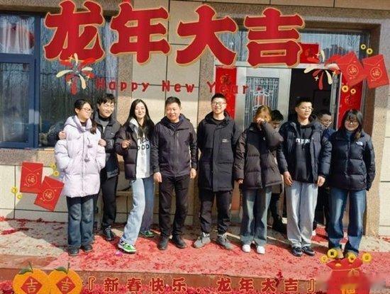 #余承东开问界M9回安徽老家# 很多汽车品牌花很多钱也没有真流量，余承东回个老家