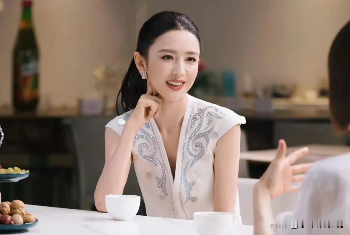 都以为佟丽娅是“内定”的，结果人家离直播就剩十几天才接到电话，导演组话说得特直白