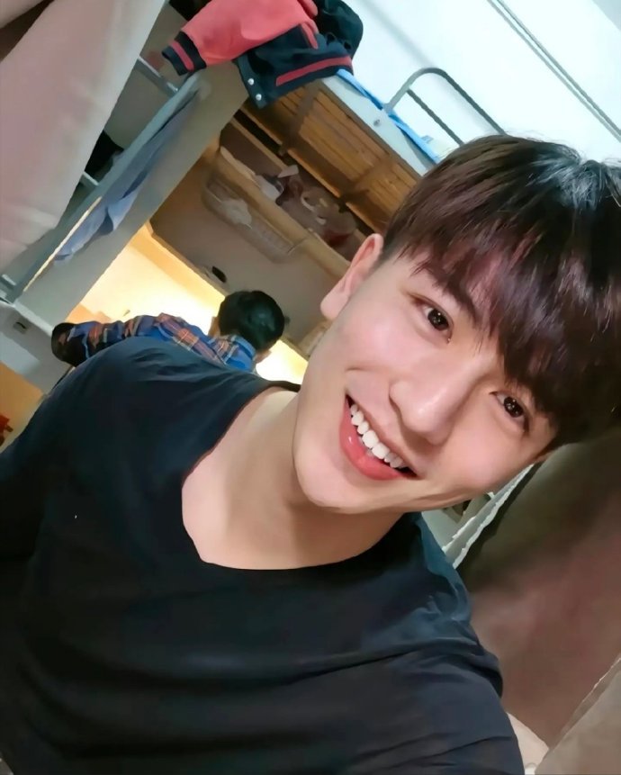 张凌赫从带满波浪软萌小孩到清冷谢征初中生张家玮也没想到今天吧 张凌赫从带满波浪软