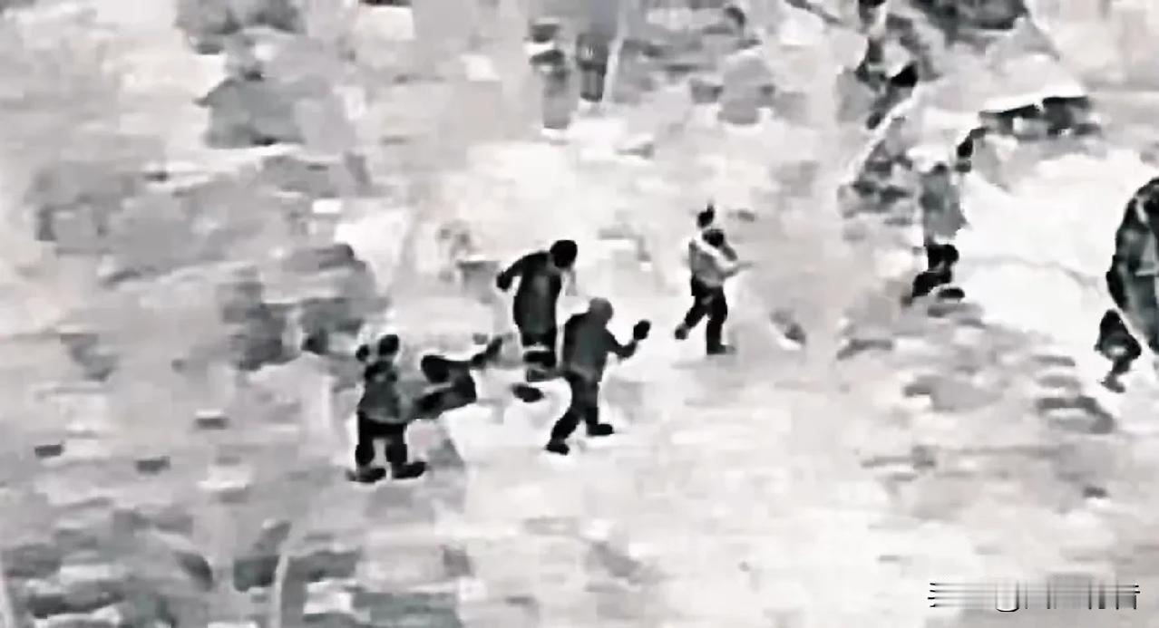 在米尔诺格勒附近，25名乌军士兵集体投降！这或许是被困乌军大规模投降的前兆。
