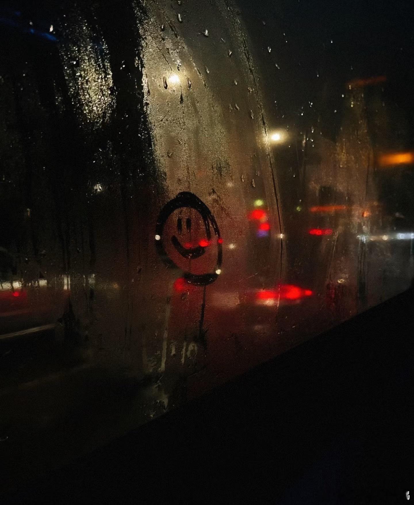 广州大晚上的下暴雨，去打球回来被淋成落汤鸡真的凄凉