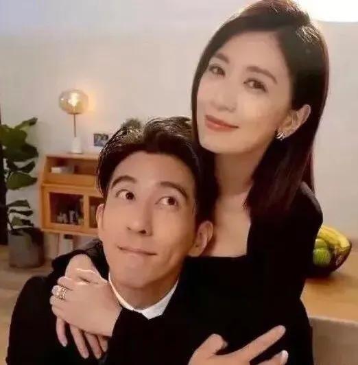 贾静雯夫妇绝对是娱乐圈里“老妻少夫”的模范！嫁对人的女人是最幸福的，满脸的幸福感
