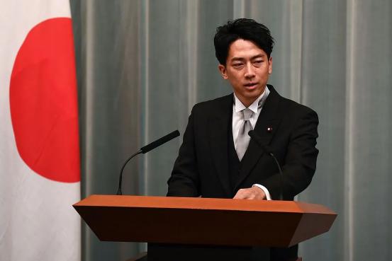 高市扛不住了？小泉说了一句软话
日本防卫大臣小泉进次郎近日在接受媒体采访时表示，