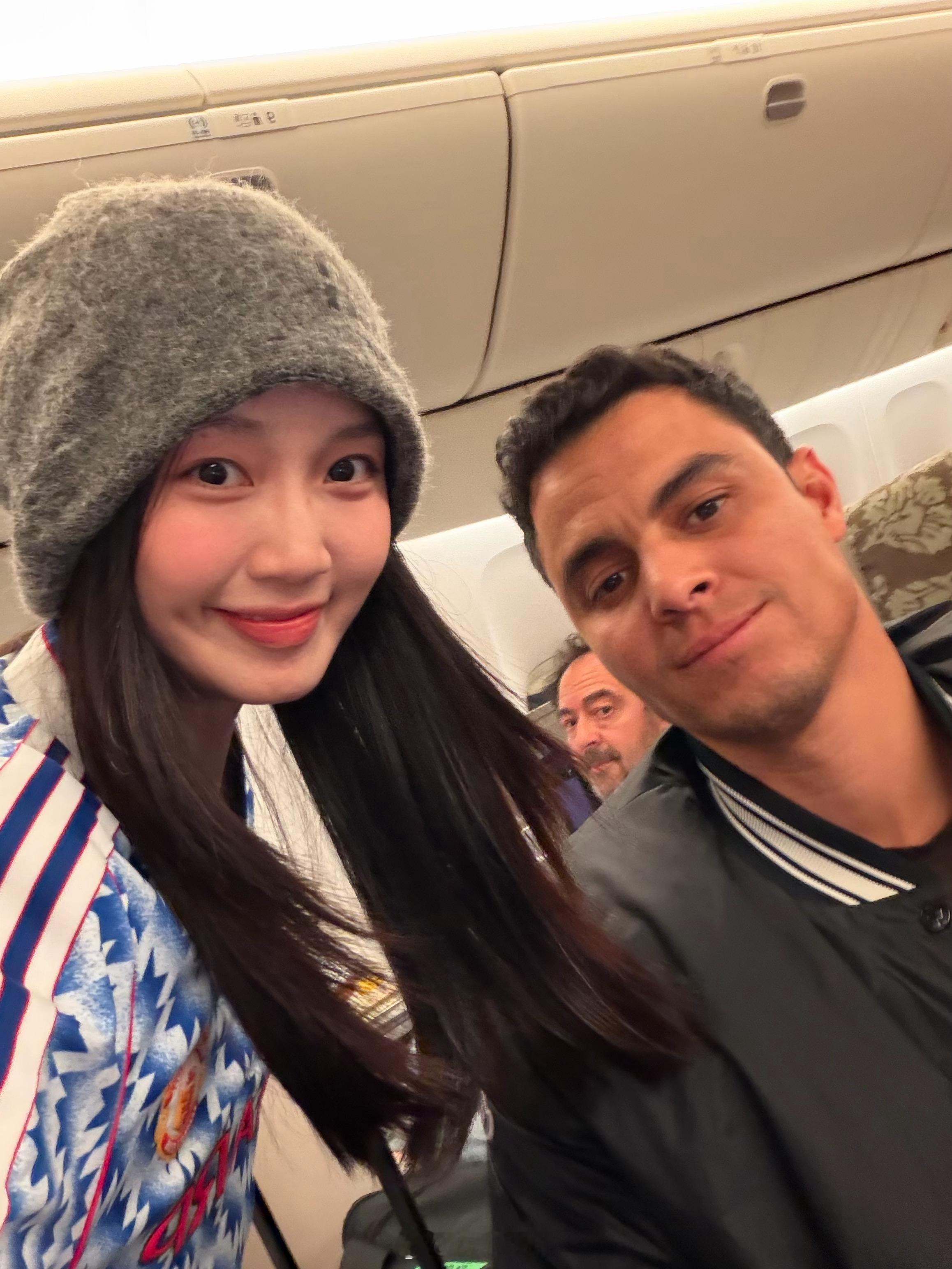 什么运气啊哈哈哈哈哈莫雷诺来上海的时候我在香港结果在去巴黎的飞机上碰到了上海申花