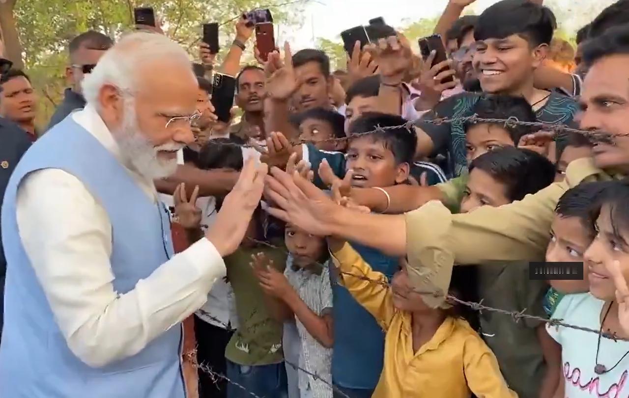 莫迪直到转身离开，都没有触碰一下，欢迎他的孩子们，以及那一位可怜巴巴，想要跟莫迪