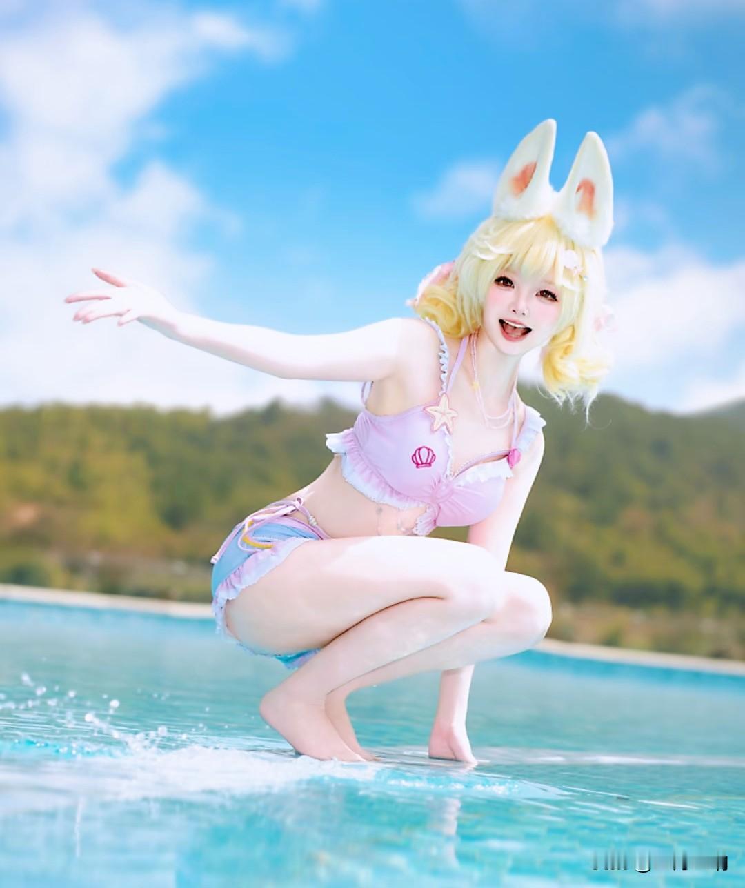 粉蓝泳装+兔耳，这就是二次元夏日里的元气天花板吧