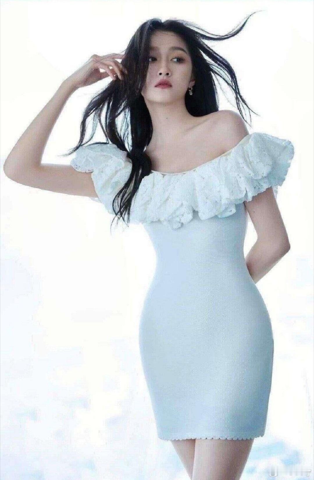 关晓彤，这个名字如今已家喻户晓。她是中国娱乐圈的一颗耀眼星辰，也是一位美丽而聪明
