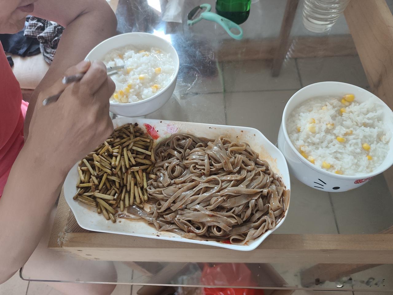 记录我的20266月20日，端午节三天假第二日午餐，老婆烧了个稀饭，又调了凉皮，