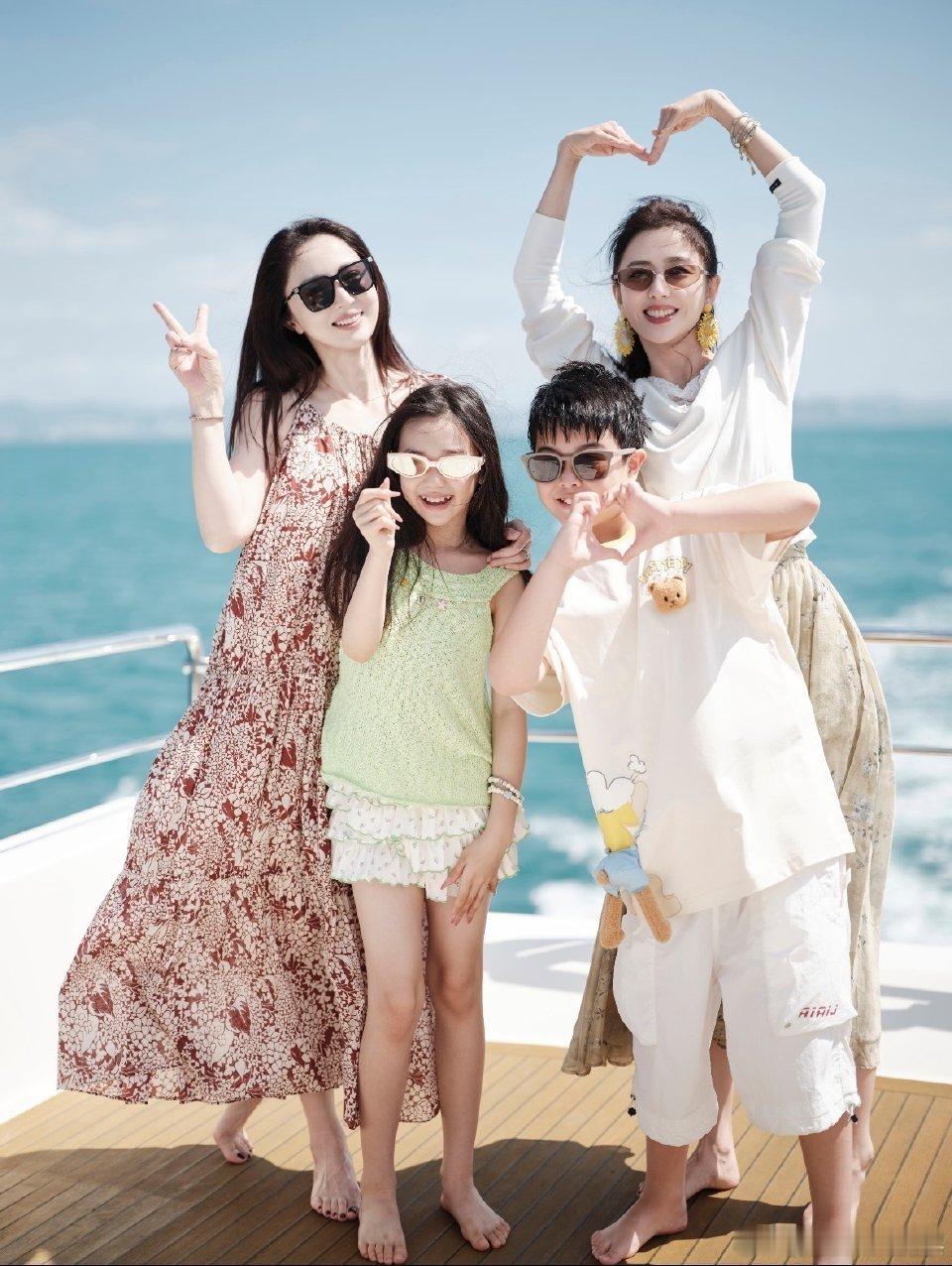 小酒窝朵朵出海合照两小无猜具象化，小酒窝和朵朵两小无猜简直就是妈妈们友情的延续