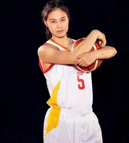 我选王思雨。
中国女篮姑娘们个个优秀又亮眼，要问我心中最美的一位，我坚定选王思雨