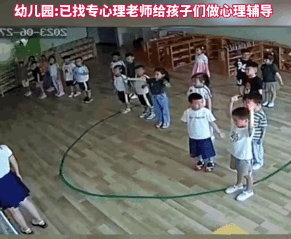 （转）山西的李先生把5岁的女儿送到幼儿园，担心孩子会哭，他站在教室外面，看着监控