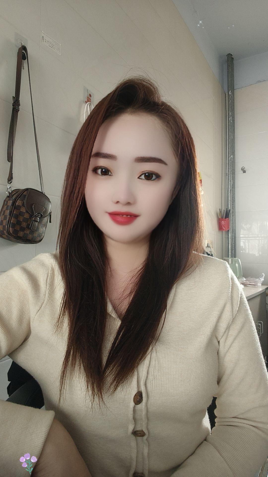 “有人说，早晨睁开眼， 就给你发信息的人， 是世间珍宝...”