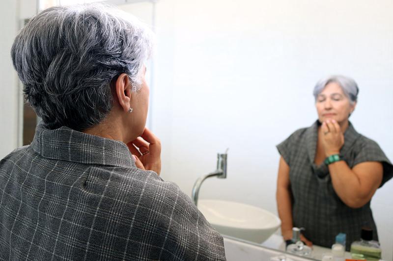 果真女人不管到了多大年纪都爱美，我有一个表嫂70岁了，还经常去美容，关键是表哥退