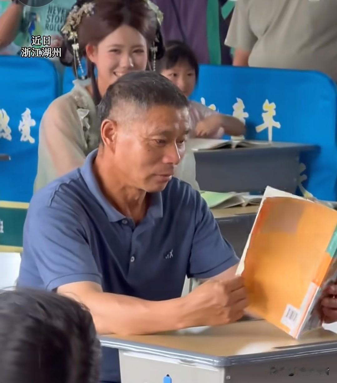 湖州爷爷偷吃大赛反向夺冠！全场独他静心看书📖

近日，浙江湖州这场趣味课堂偷吃