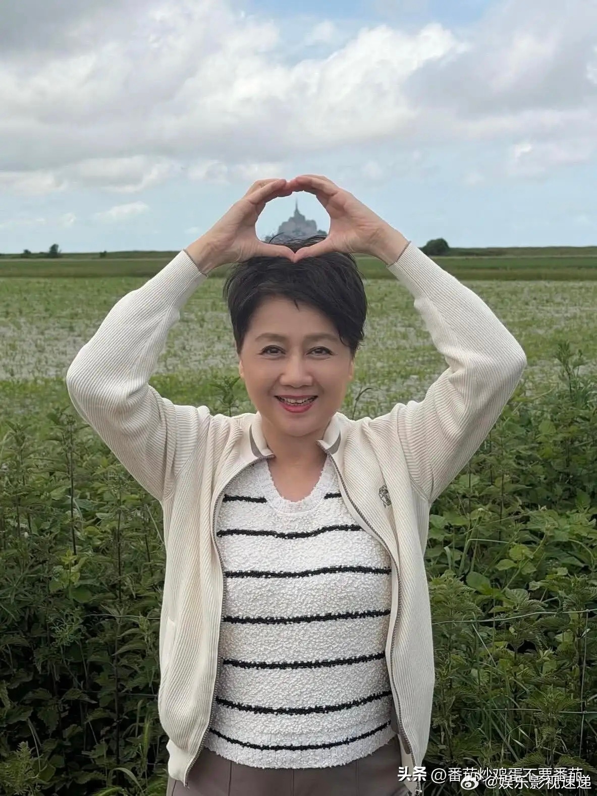 何猷君婚礼结束后发了一组妈妈梁安琪女士的照片此刻的梁安琪是一位幸福的妈妈，也是一