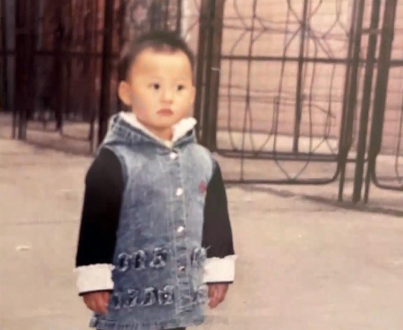 猜猜这是谁小时候？[笑cry]热点现场热点解读 ​​​
