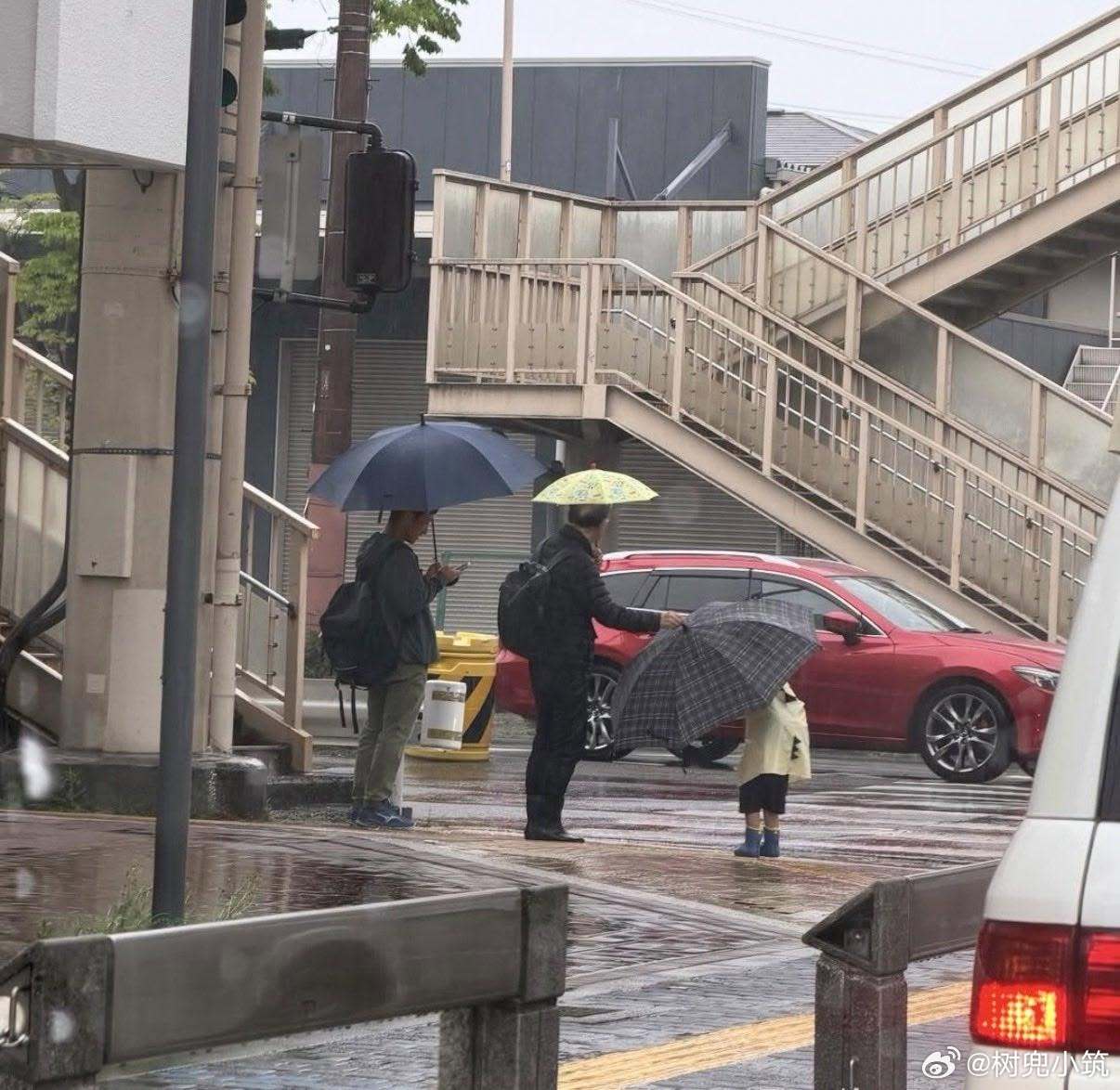 【 疼爱孙子的爷爷 】大雨伞给你，爷爷拿小雨伞就好了。 
