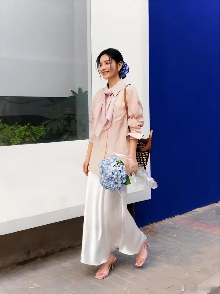 胡可出演重器重器里有胡可重器里有胡可，穿梭岁月风云，讲述藏在时代背后的温情故事。