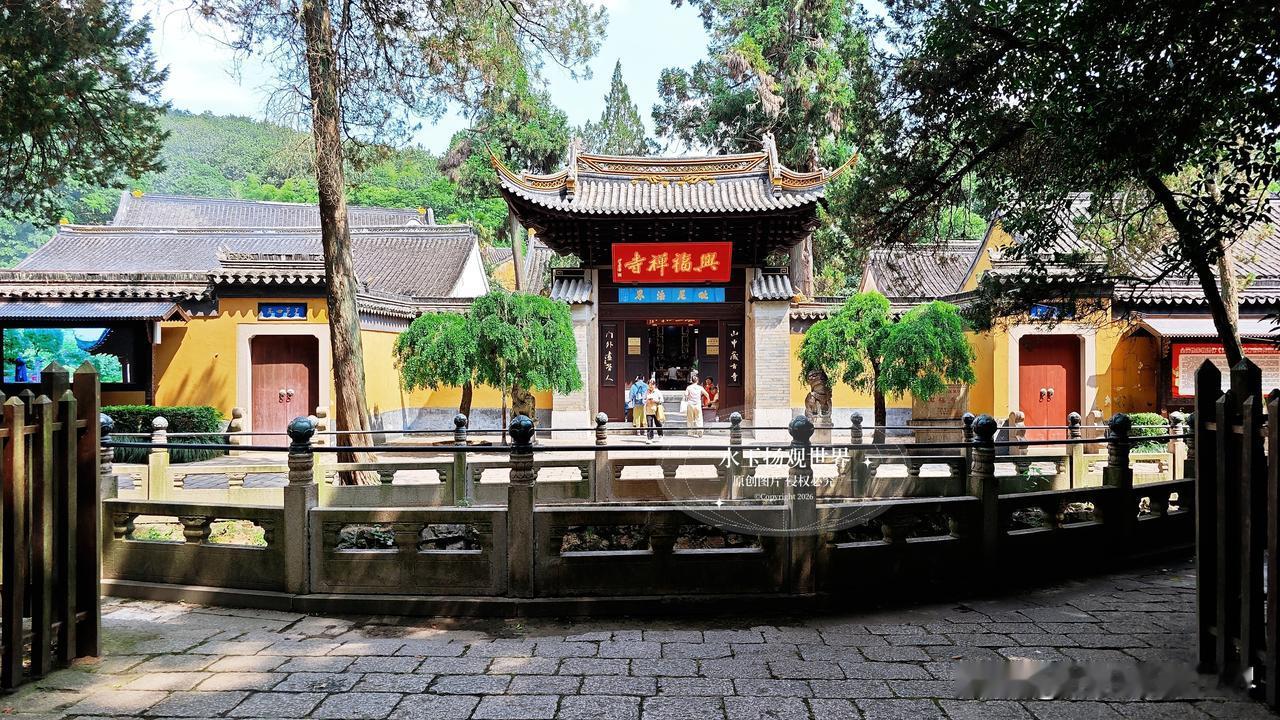 如果说江南的秋有风骨，那常熟虞山北麓的兴福禅寺，一定是风骨里最温柔的一笔。
 