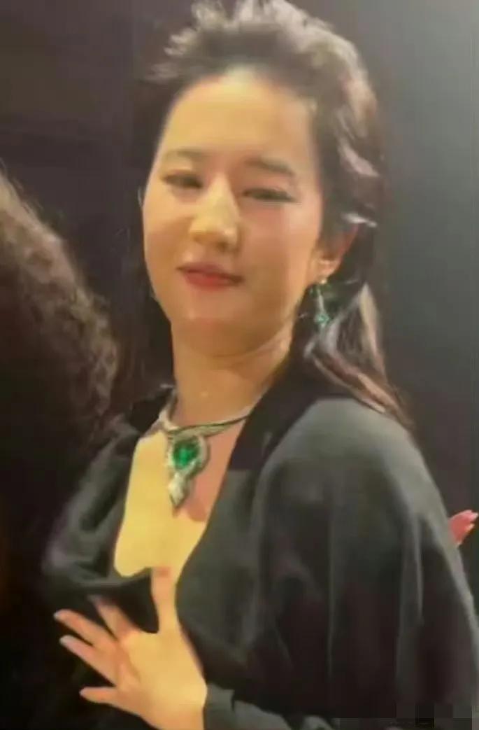 刘亦菲为什么能成为一众女星羡慕的对象？原因很简单，她从不内耗，不焦虑，不做身材管