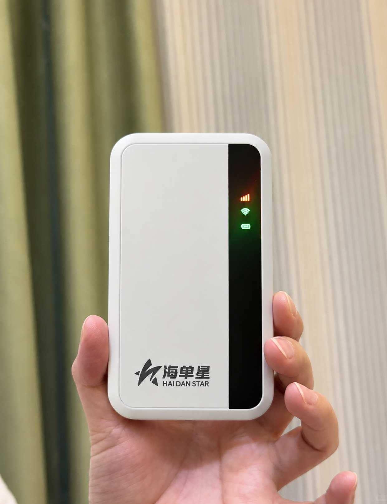不懂就问，现在的随身WiFi都长这样了吗？
随手拍了下我的随身 WiFi，正面和