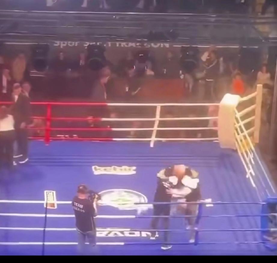 丑陋的一幕，土耳其观众群殴获胜的俄罗斯拳手和其团队成员…俄罗斯选手想去拥抱一下对