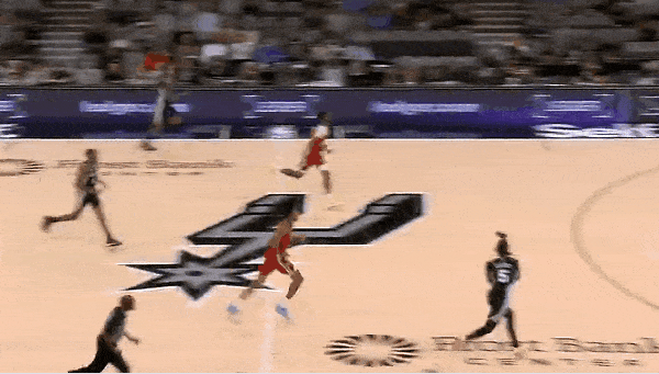 文班亚马真是为所欲为啊！在今日马刺主场迎战鹈鹕的第一节比赛中，卡斯尔持球推进快攻