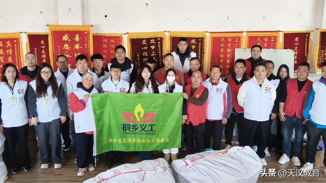 近日，镇巴县小洋镇中心小学迎来优秀校友杨小平老师与浙江桐乡志愿者协会义工委员会的