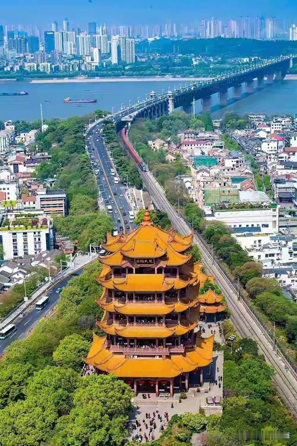 试问仓天，中国足球聘任外教为什么不与阶段成绩，总成绩掛钧，总是吃亏上当。


 