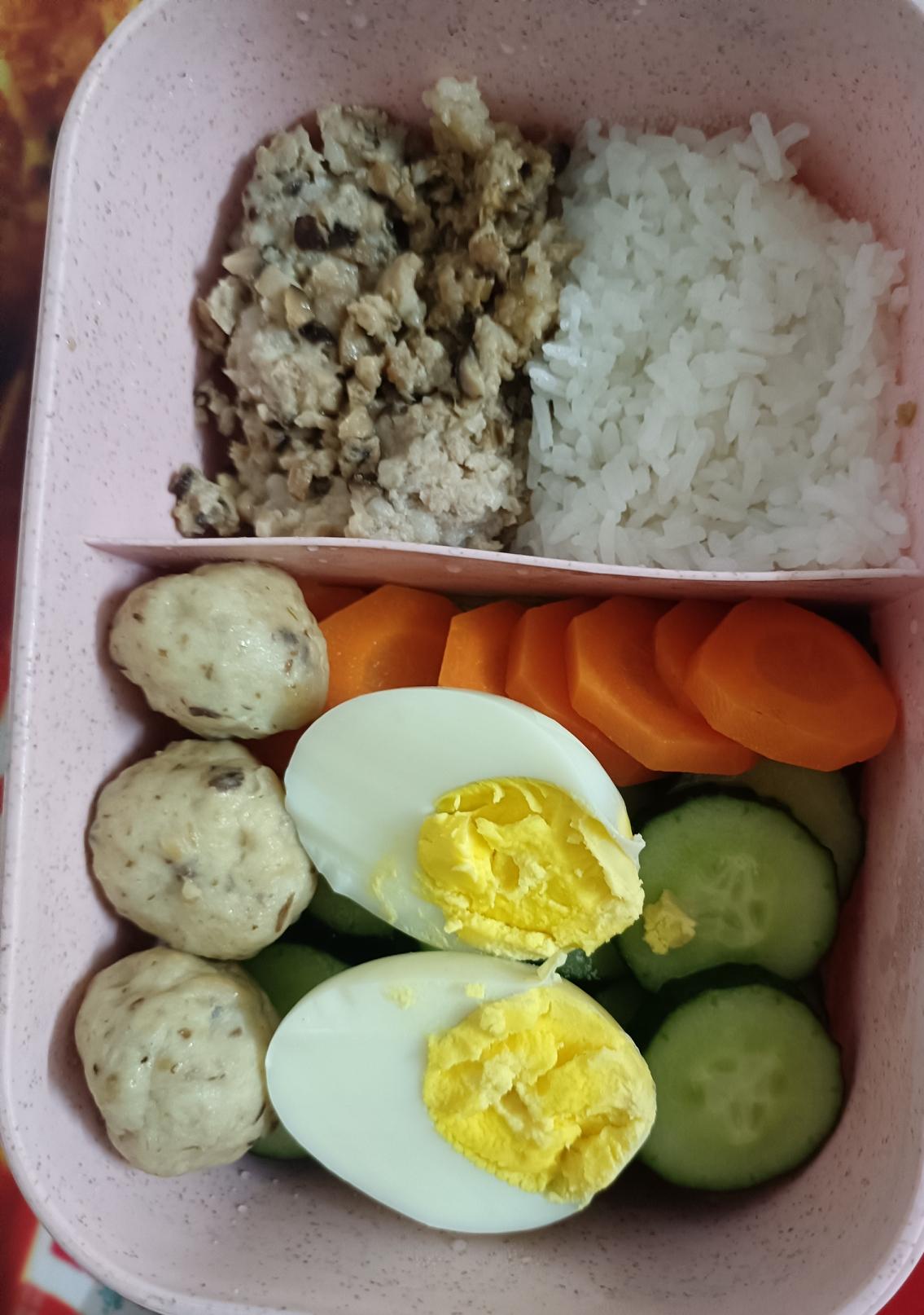 最近天天都在吃漂亮的饭[啤酒]

我们店这段时间也增加了一个轻食的柜面，就是每天