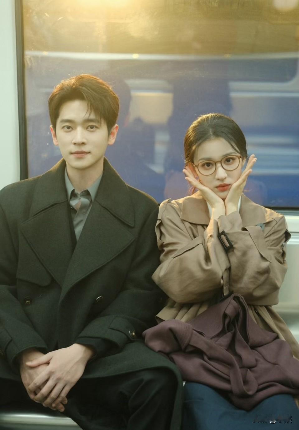 这个造型这么好看，不拍一部现代剧成何体统！！[可怜]大概就是剧外张三和翠花地铁相