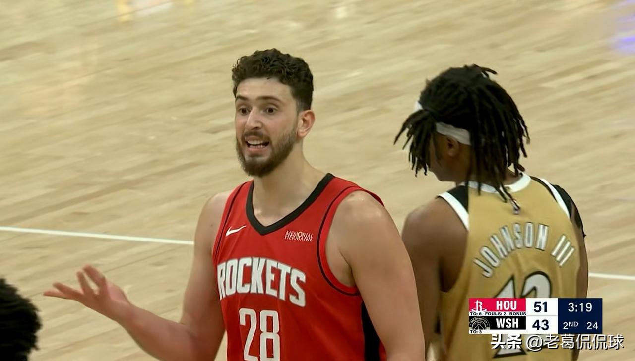 火箭超级中锋申京终于彻底的爆发了！在今天进行的火箭和奇才的比赛中，目前双方的上半