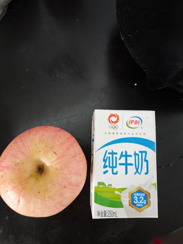 有次飞纽约，飞机上发的一包牛奶和苹果我当时不想吃随手装背包里了。

直到在达拉斯