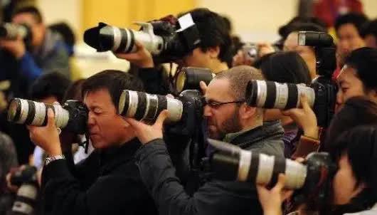 国防部发布会，一个记者突然抛出个尖锐问题：要是日方强行登钓鱼岛，怎么办？现场瞬间