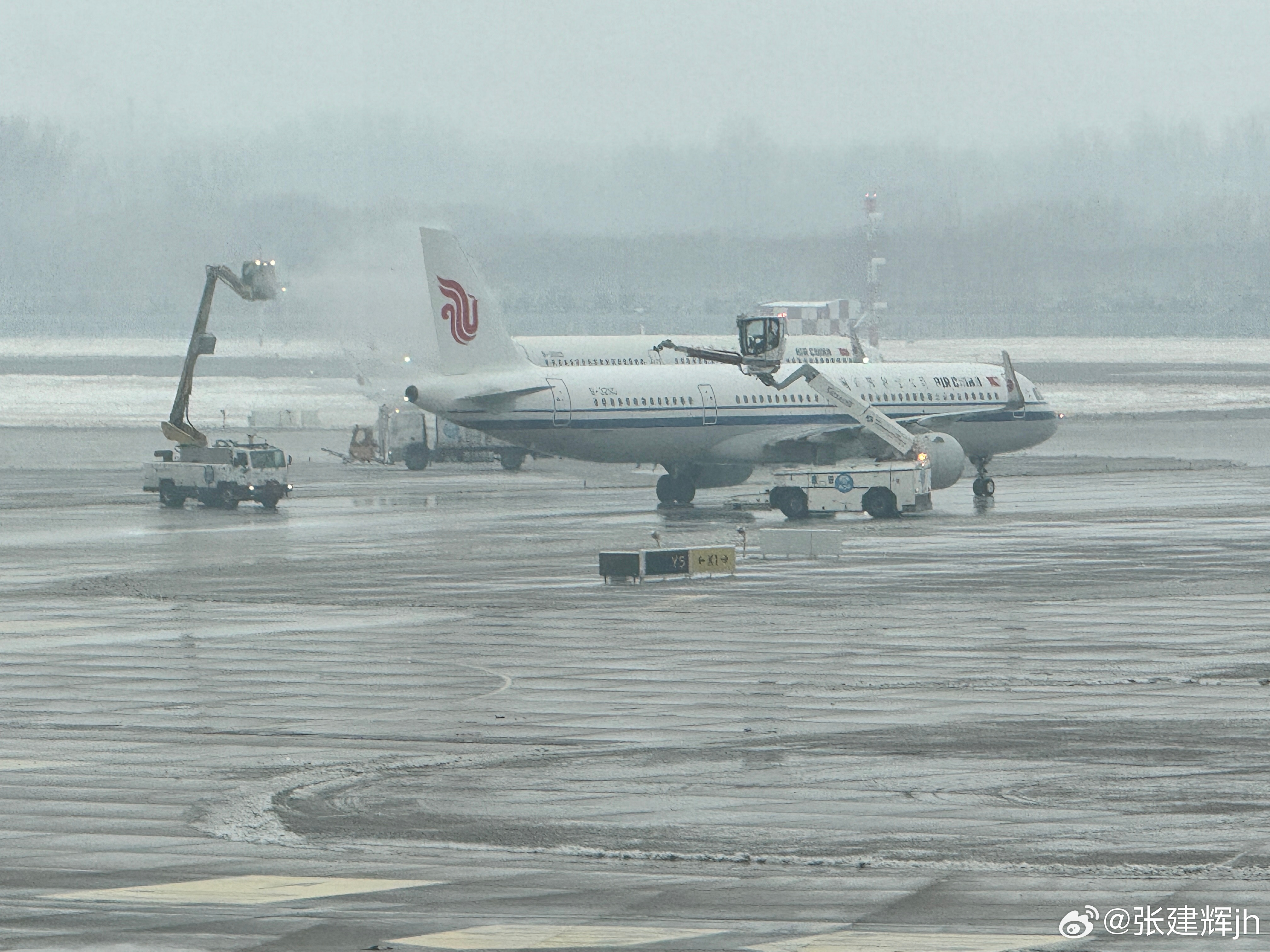前天热得不行，昨天又下大雪，机场过夜的飞机早上还得一个个排队除冰北京的雪真不小