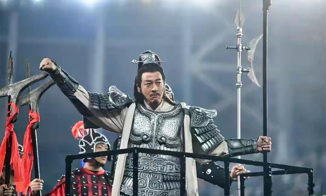 燃爆了！何润东化身项羽助阵苏超！宿迁队主场2-0复仇南京，"霸王"坐镇所向披靡北