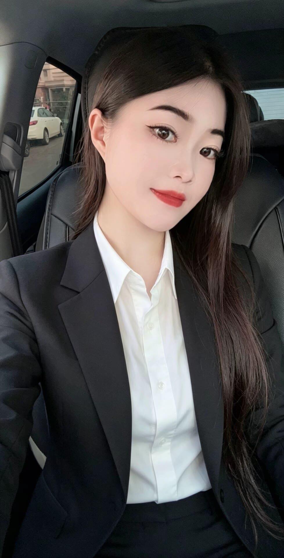 职场女性，自信满满，红唇白衬衫，黑色西装，车中自拍，美丽与专业并存。
