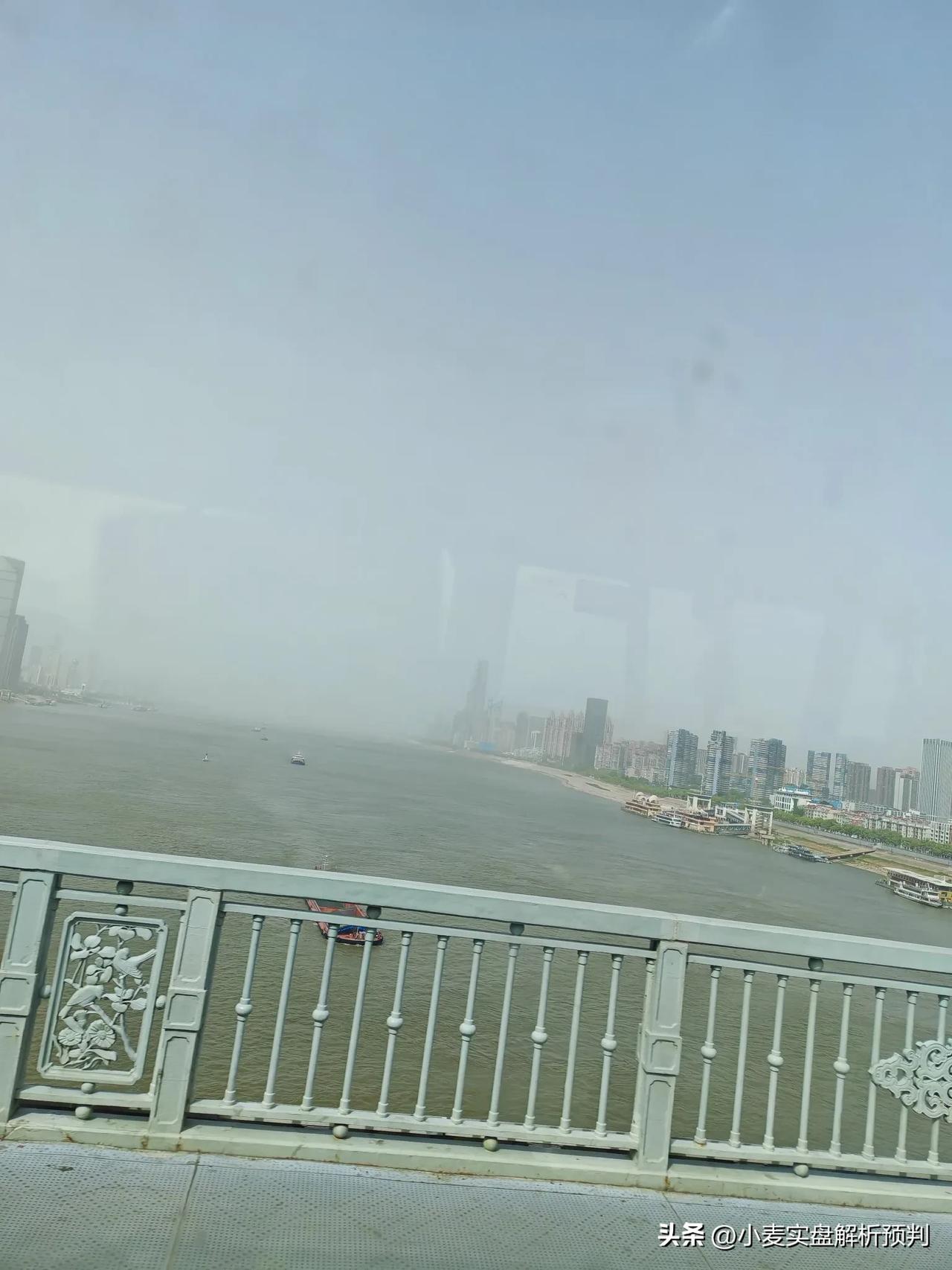 今天武汉的沙尘暴小啊！肉眼能见度不好。出门后感觉一身灰。昨天风大雨大，接小孩放学