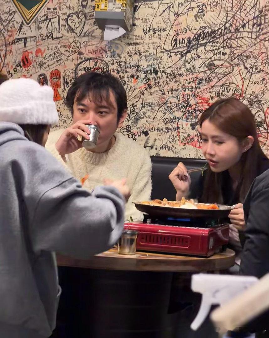 王思聪又去韩国度假了，跟朋友小黑吃饭被偶遇，校长额前单薄的刘海很抢镜王思聪 