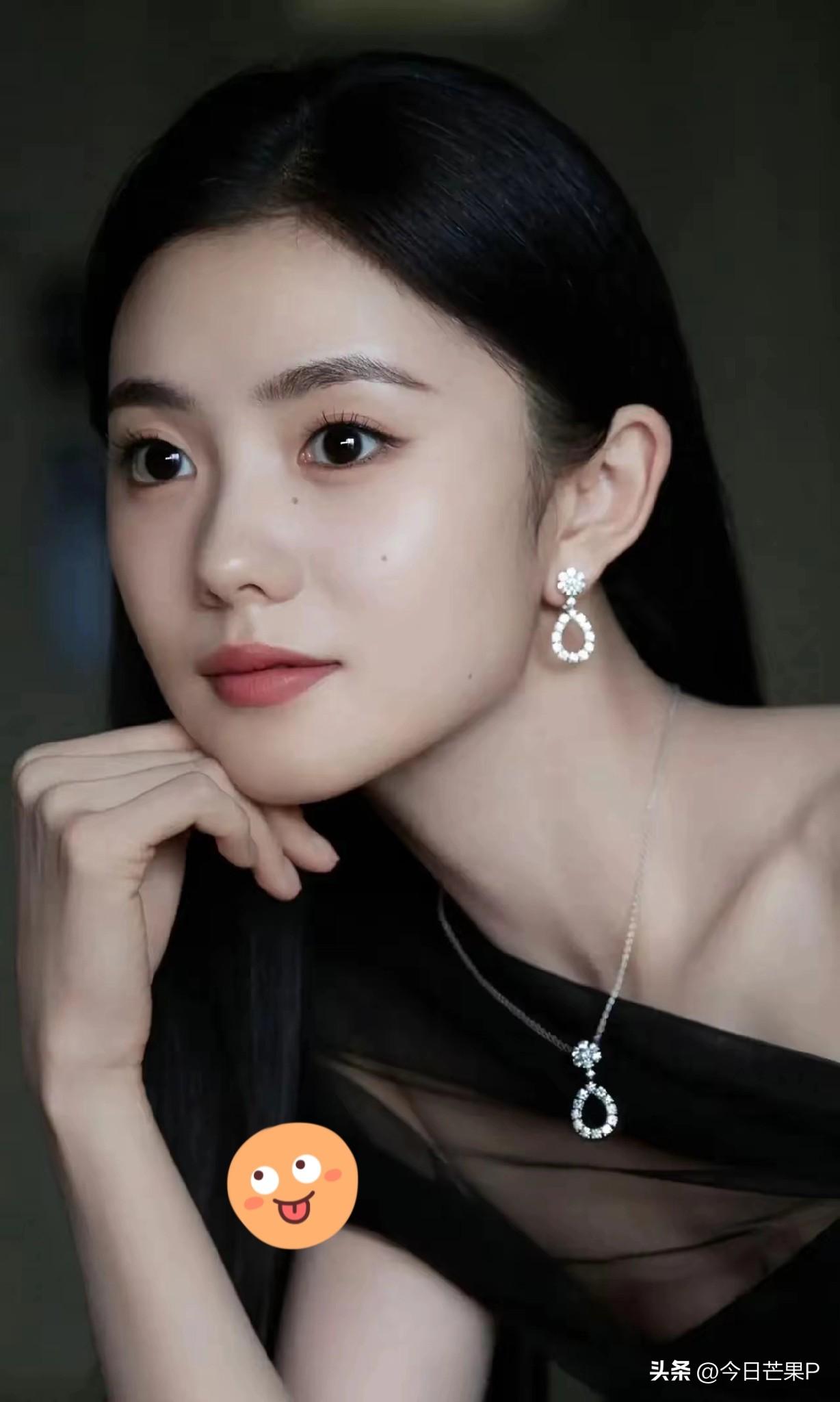终于知道为什么资本大佬喜欢刘浩存
不是因为馋她的身子
也不是因为她的演技好，而是