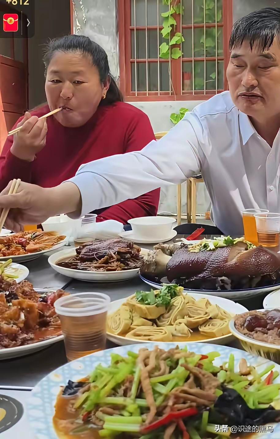 《家宴》

文/识途的黑马

大衣哥家搞团聚，
宅院林荫摆宴席。
瞅着菜肴不算孬