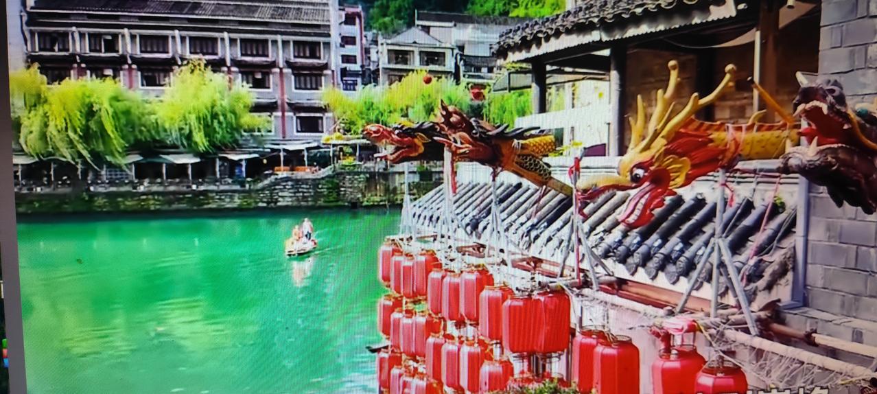 春天的角色，真的好漂亮！
碧水如玉，古巷临河。青瓦屋檐上，几只彩龙昂首向天，鳞爪