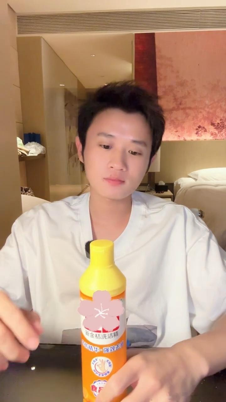 王勉我这人就爱吃点金桔王勉怒吃金桔哈哈哈哈哈 王勉玩狼人杀自带笑点，误将金桔毒药