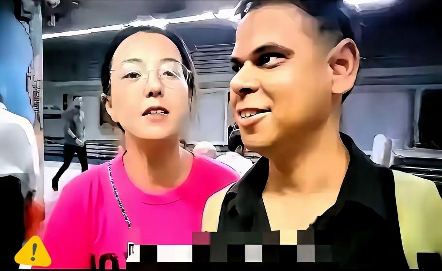 印度媳妇丹丹的餐厅，大中午饭点冷清得像停业整顿。从前排队两小时就为吃口饭，现在门